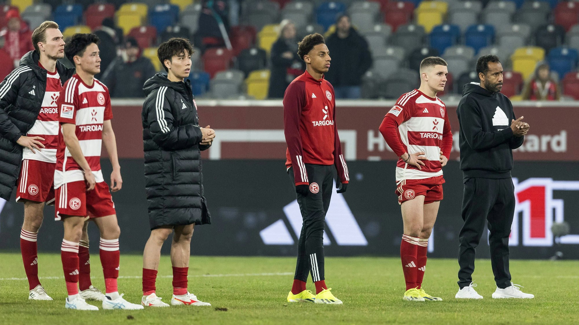 Chefcoach Daniel Thioune und die Spieler von Fortuna Düsseldorf stehen nach dem 1:2 gegen den FC St. Pauli vor der Fankurve.