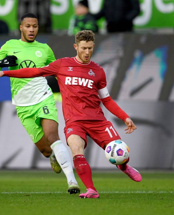 Bundesliga: VfL Wolfsburg gegen 1. FC Köln: Kölns Florian Kainz (r) spielt gegen Wolfsburgs Aster Vranckx.