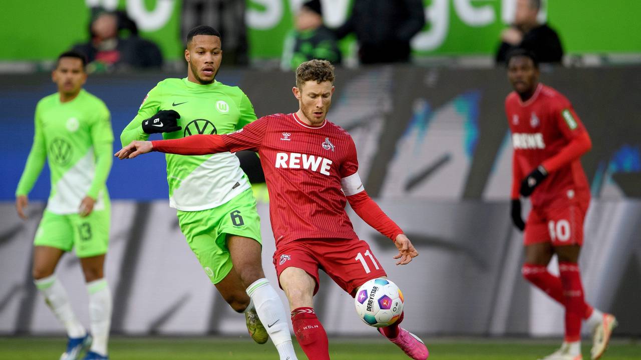 Bundesliga: VfL Wolfsburg gegen 1. FC Köln: Kölns Florian Kainz (r) spielt gegen Wolfsburgs Aster Vranckx.