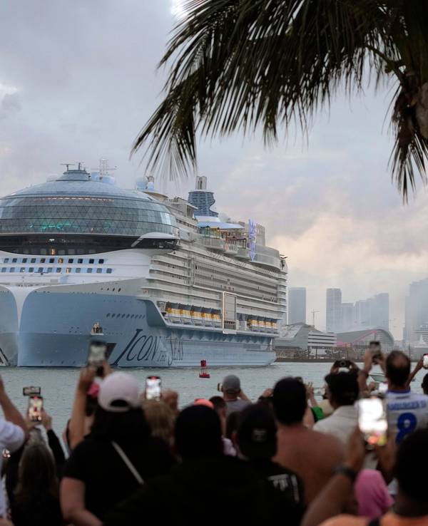 Menschen filmen, wie die „Icon of the Seas“ ausläuft.