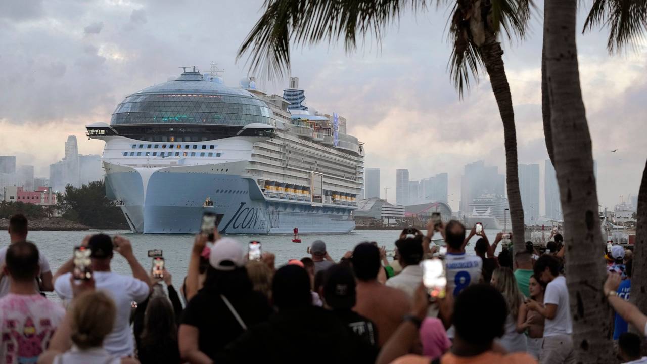 Menschen filmen, wie die „Icon of the Seas“ ausläuft.