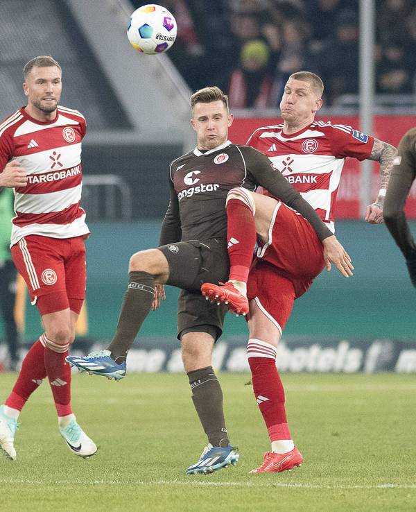 Die Düsseldorfer Innenverteidiger Andre Hoffmann und Jordy de Wijs versuchen, den Ball gegen St. Paulis Johannes Eggestein zu klären.