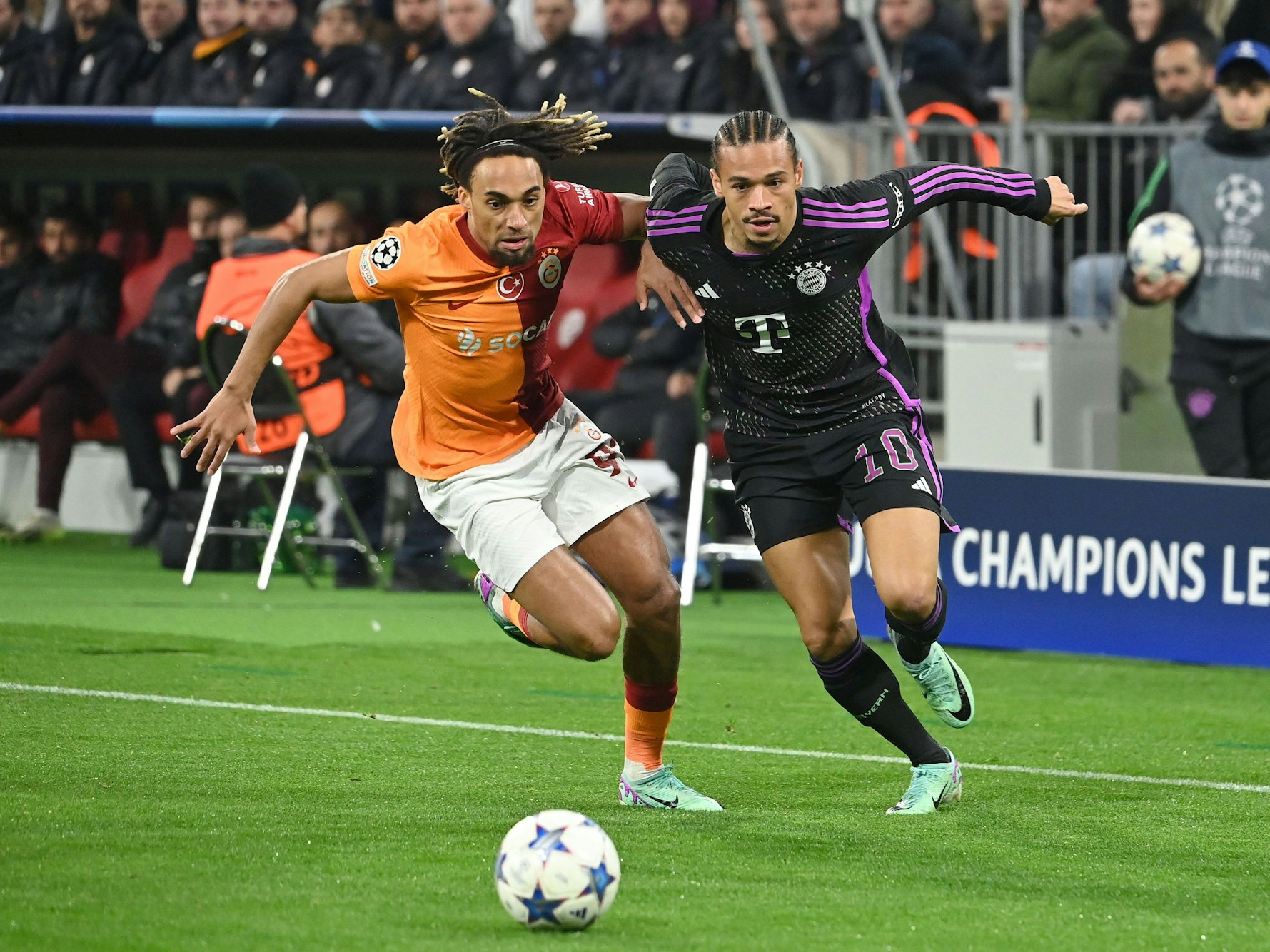 Sacha Boey im Zweikampf mit Leroy Sané.