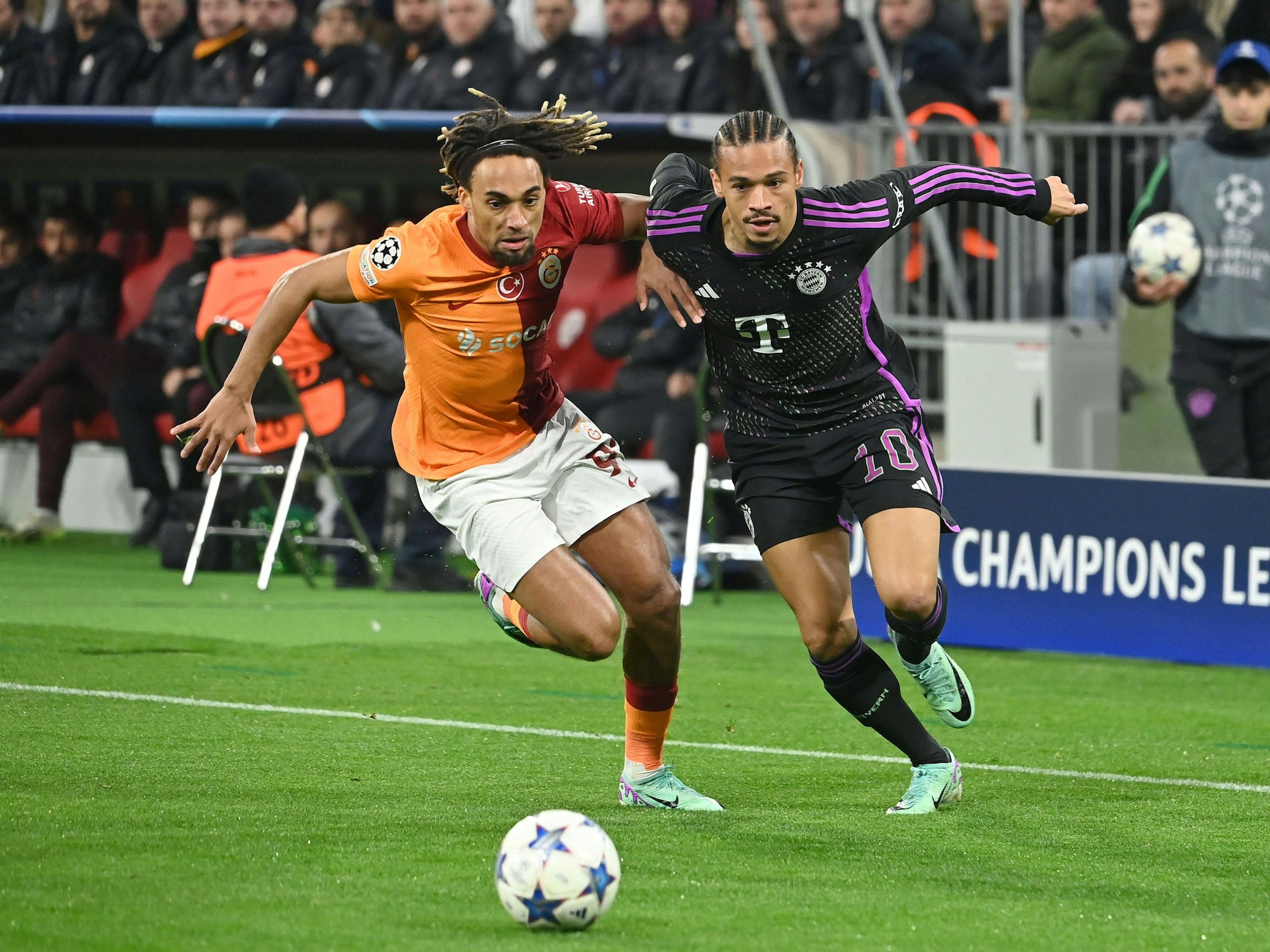 Sacha Boey im Zweikampf mit Leroy Sané.