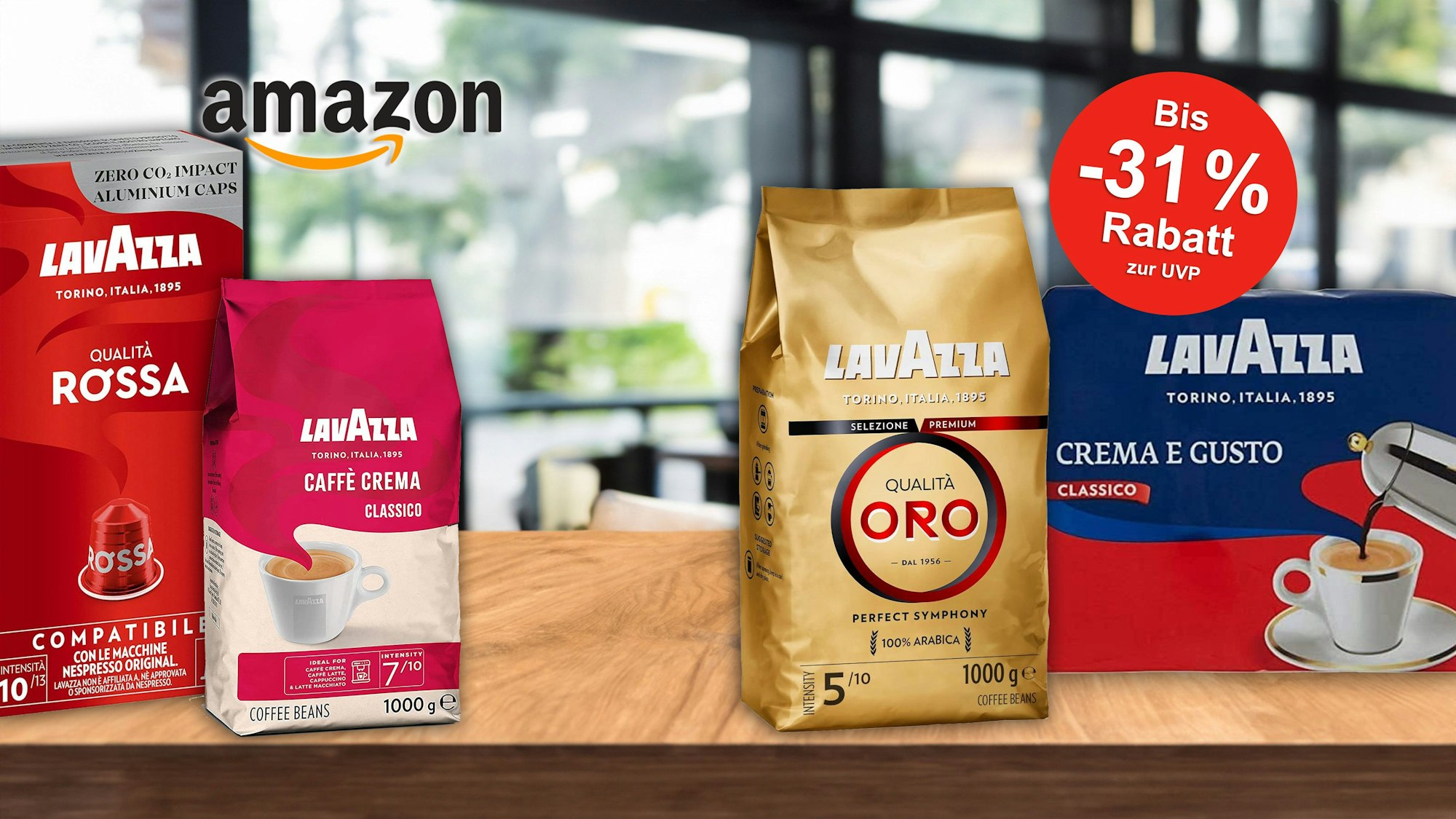 Verschiedene Kaffeesorten der Marke Lavazza sind auf einem Holztisch angeordnet