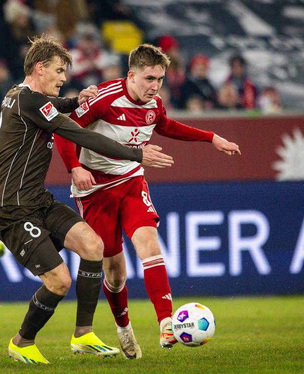 St. Paulis Eric Smith im Zweikampf mit Fortuna Düsseldorfs Isak Johannesson.