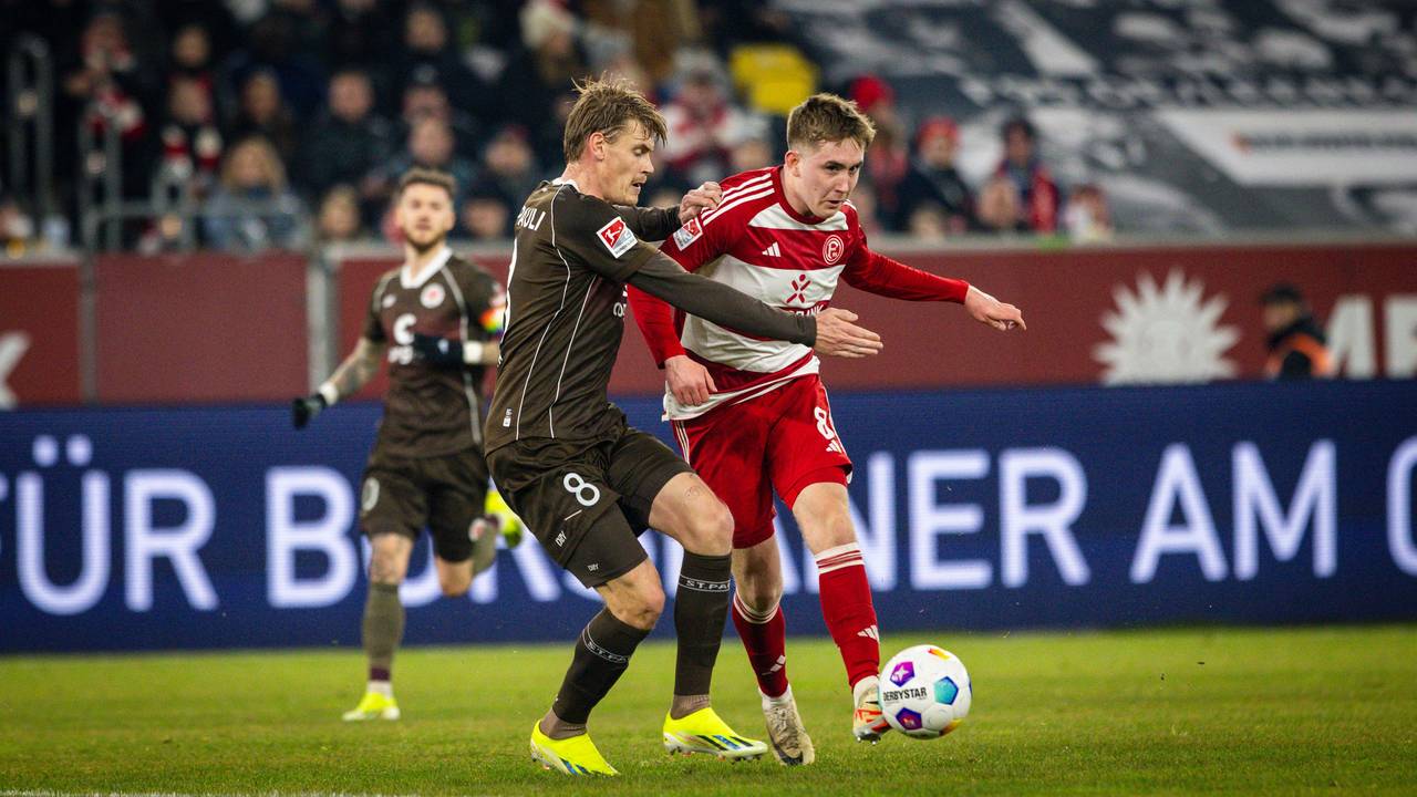St. Paulis Eric Smith im Zweikampf mit Fortuna Düsseldorfs Isak Johannesson.