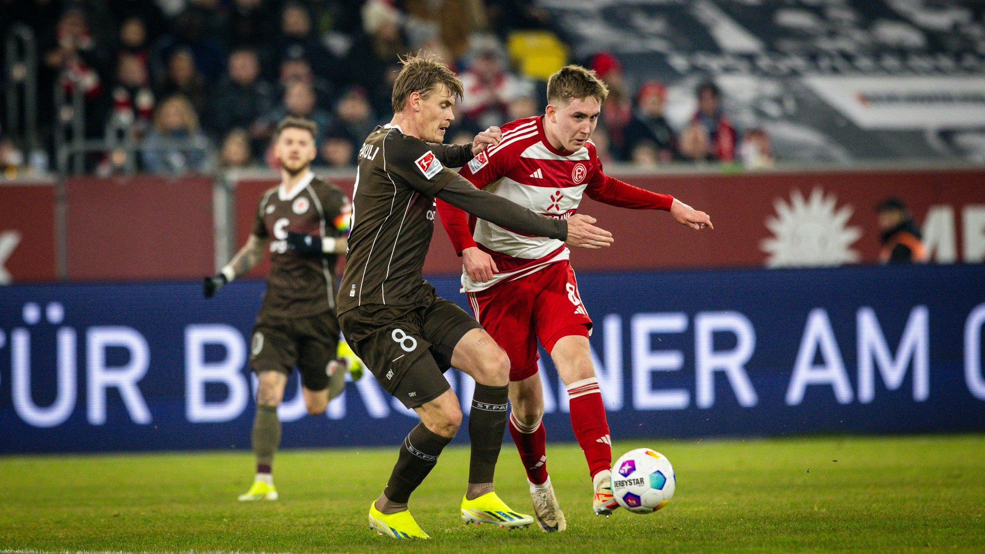 St. Paulis Eric Smith im Zweikampf mit Fortuna Düsseldorfs Isak Johannesson.