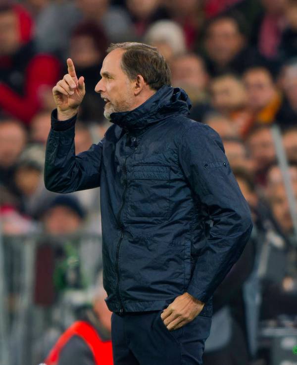 Thomas Tuchel und Manuel Neuer diskutieren beim Spiel des FC Bayern gegen Galatasaray.