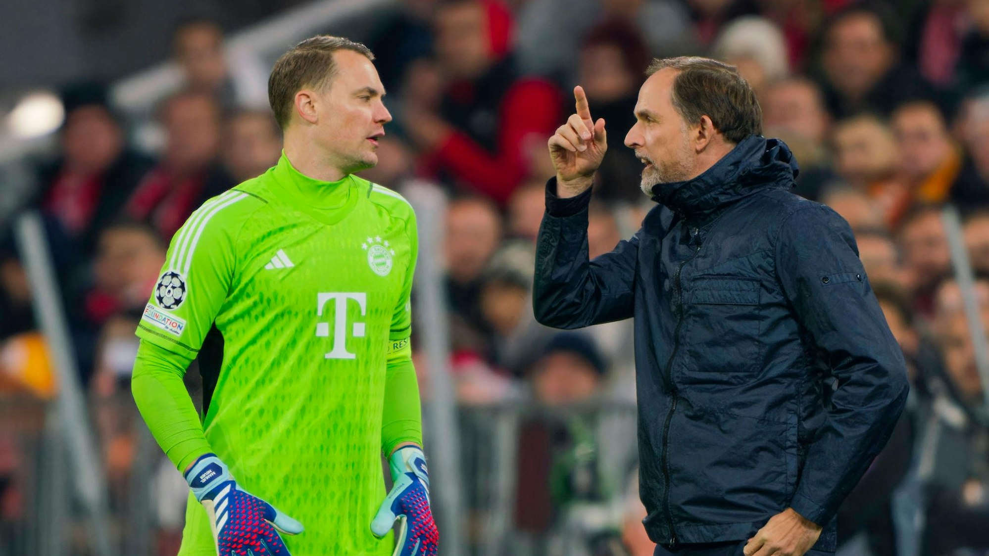 Thomas Tuchel und Manuel Neuer diskutieren beim Spiel des FC Bayern gegen Galatasaray.