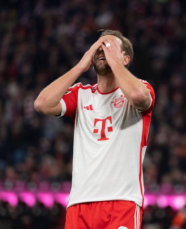 Harry Kane hält sich die Hände vors Gesicht.