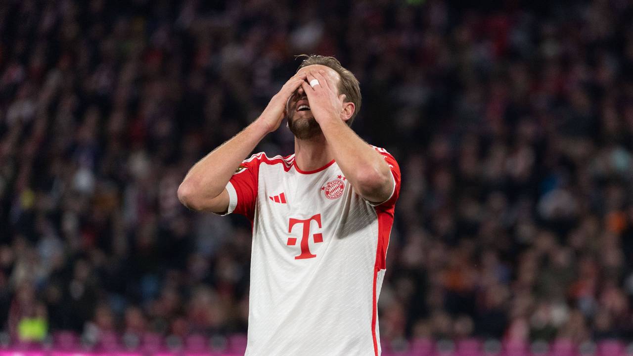 Harry Kane hält sich die Hände vors Gesicht.