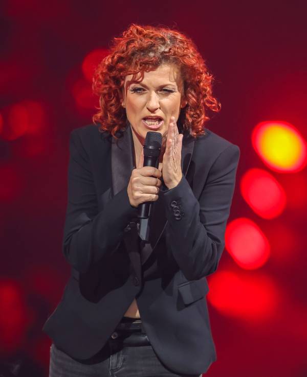 Sängerin Lucy Diakovska steht in der Show „Das große Schlagercomeback“ auf der Bühne.