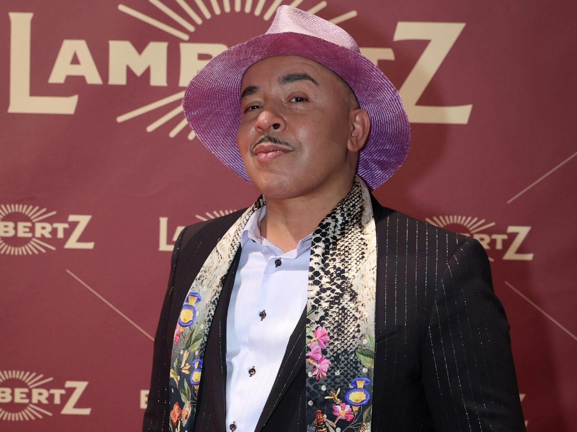 Lou Bega
auf dem Teppich.