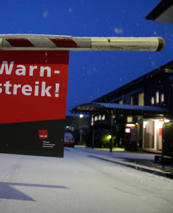 Ein Plakat mit der Aufschrift „Warnstreik“ hängt an einer Schranke am Bus-Depot in Dortmund (Archivbild 2018).