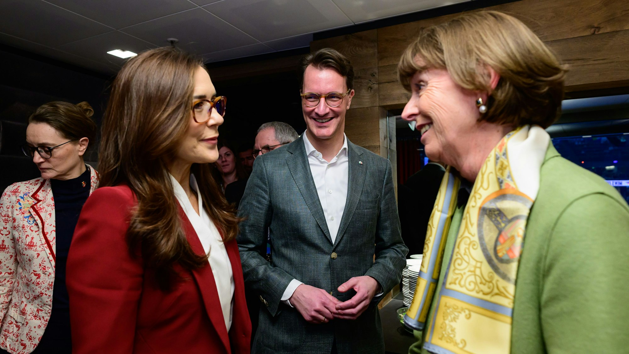 Königin Mary von Dänemark unterhält sich in einer Loge mit Henriette Reker und Hendrik Wüst.