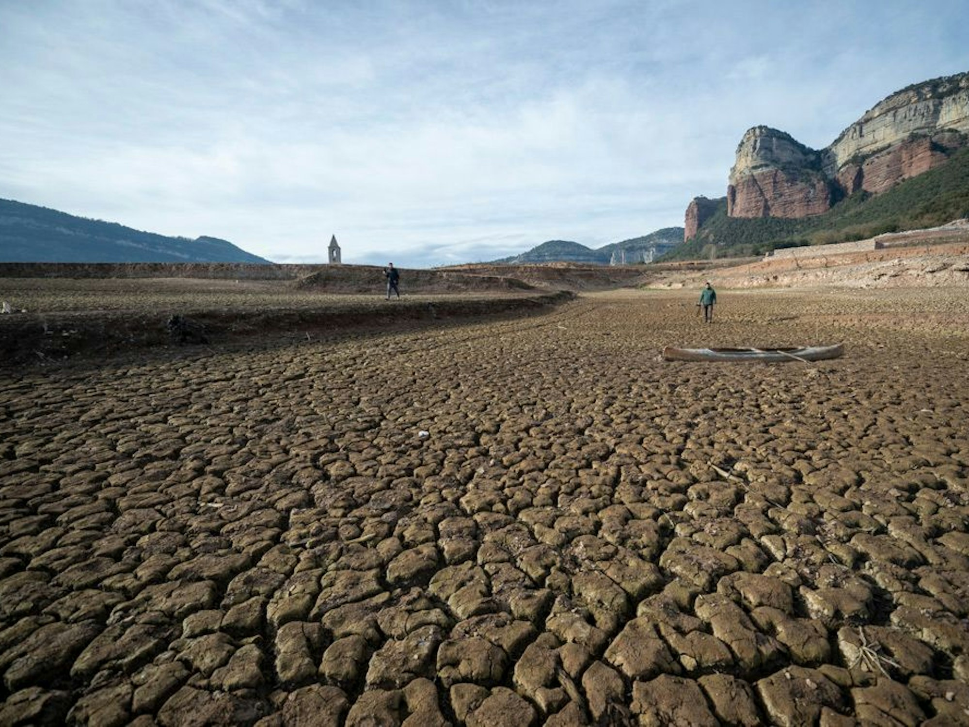 Blick auf den ausgetrockneten Sau-Stausee in Vilanova de Sau, Katalonien.