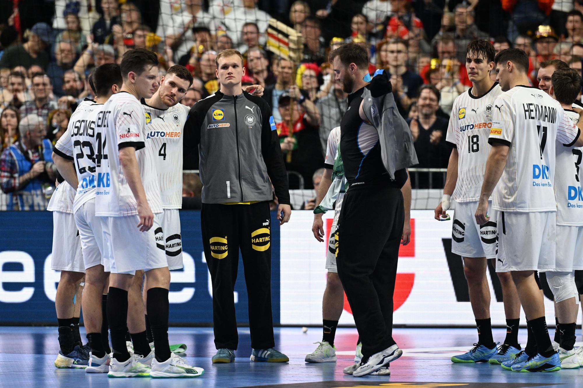 Die deutschen Handballer bilden einen Kreis nach der Niederlage im Spiel um Platz drei gegen Schweden.