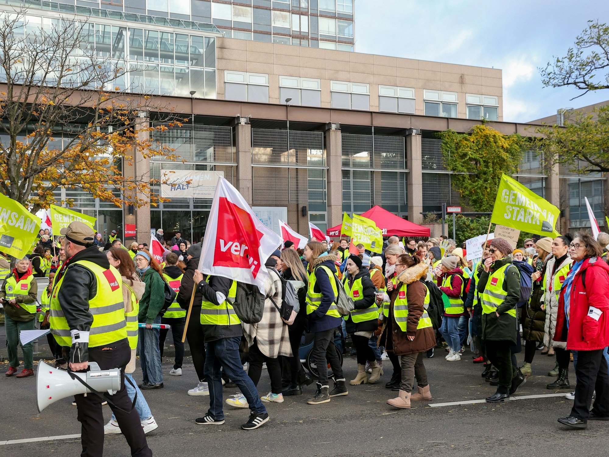 Warnstreik des Universitätsklinikums Köln und den Hochschulen Köln vor der Uniklinik Köln.