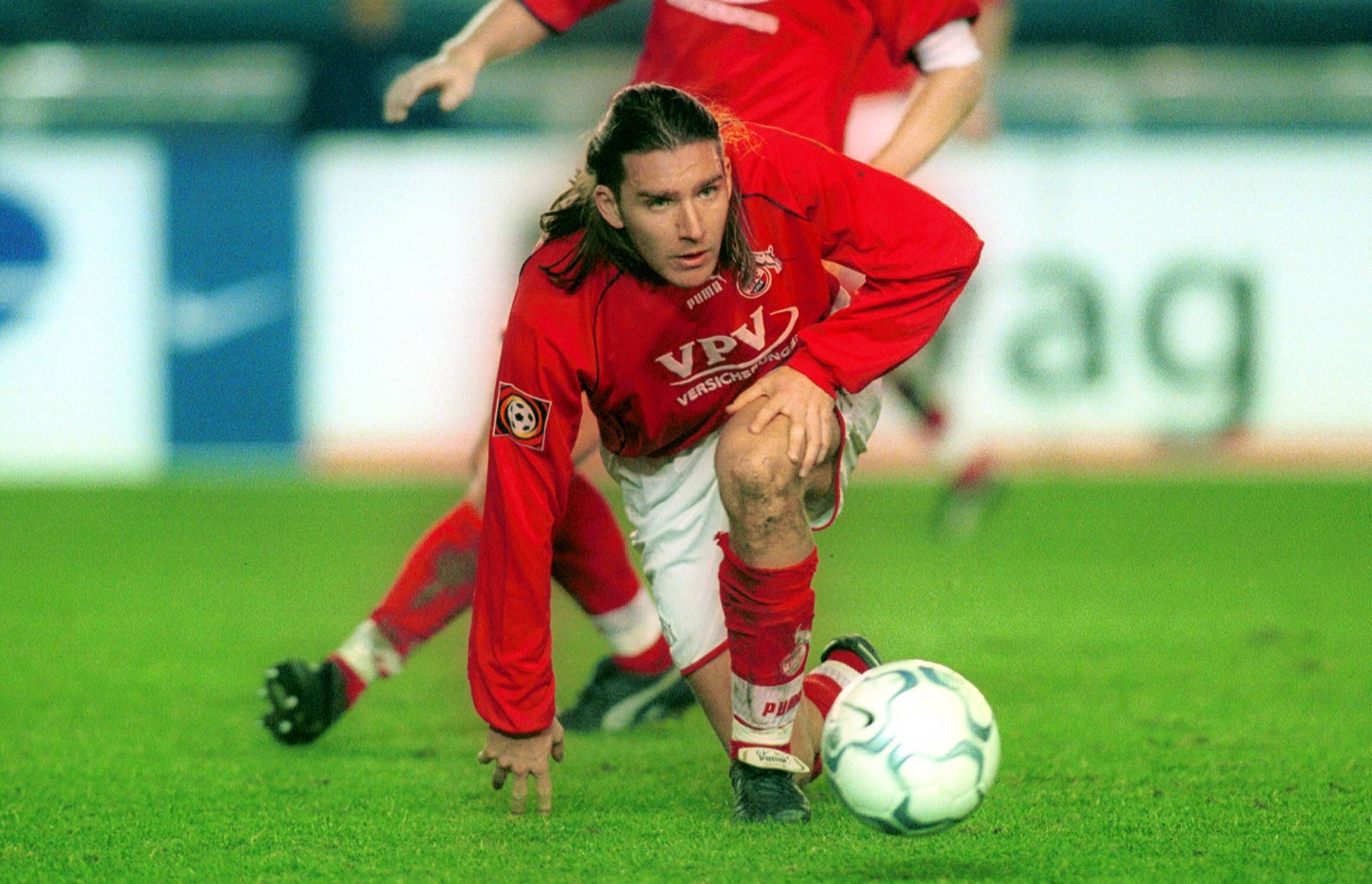 30. Januar 2002: Marc Zellweger (Köln) hat den Ball im Visier.