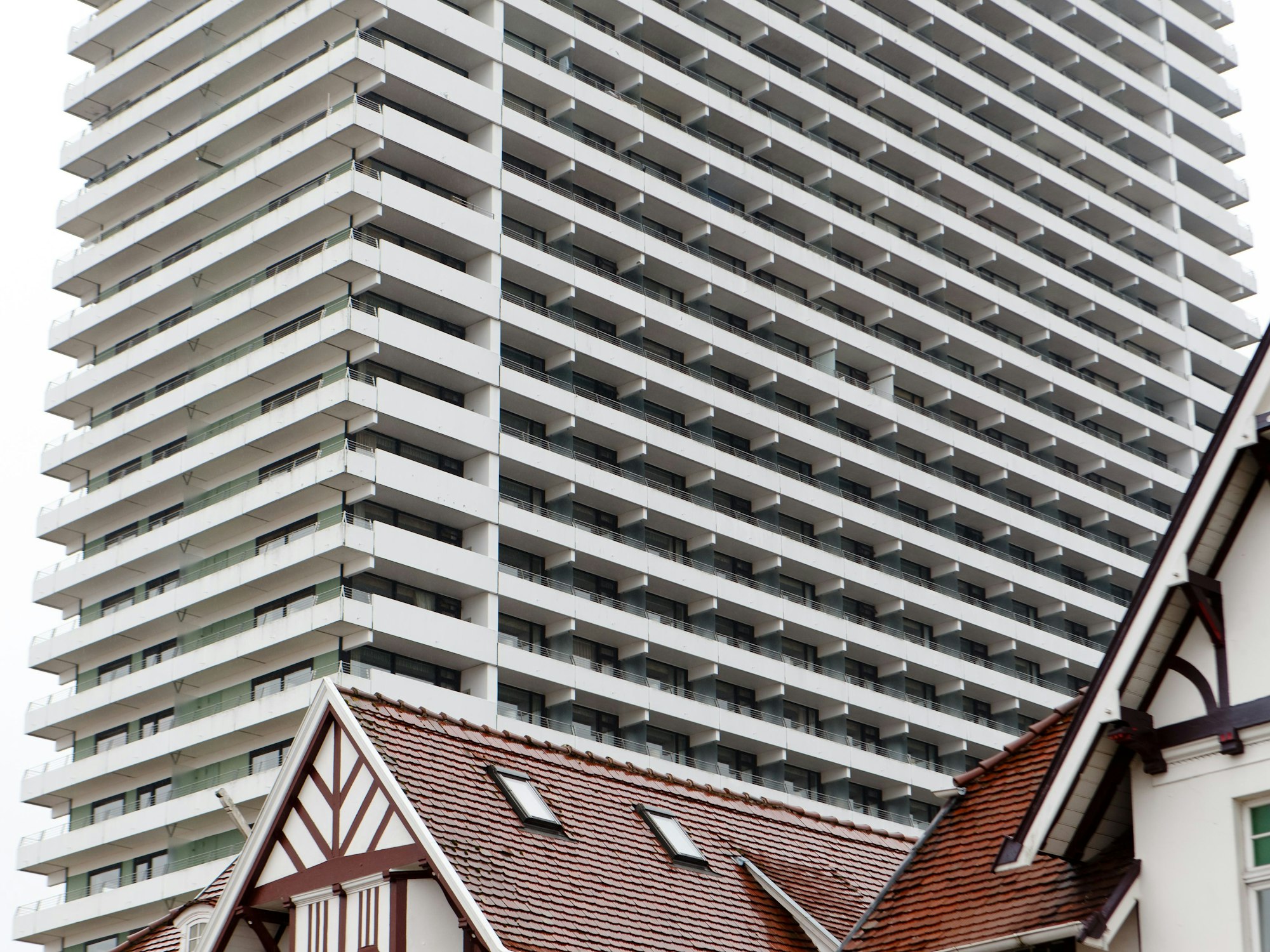 In Lübeck-Travemünde sind drei Personen vom Hotel Maritim in den Tod gestürzt. Hier ist das Hochhaus des Hotels 2015 zu sehen.