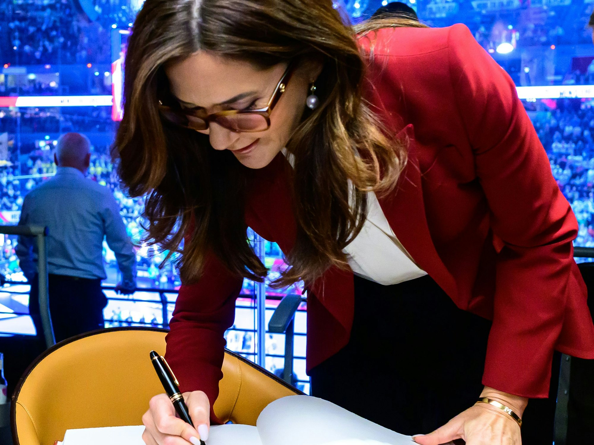 Königin Mary von Dänemark trägt sich ins Goldene Buch der Stadt Köln ein.