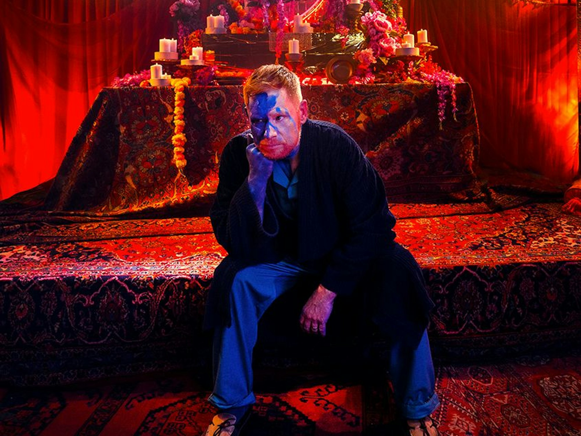 Peter Fox in roter Kulisse