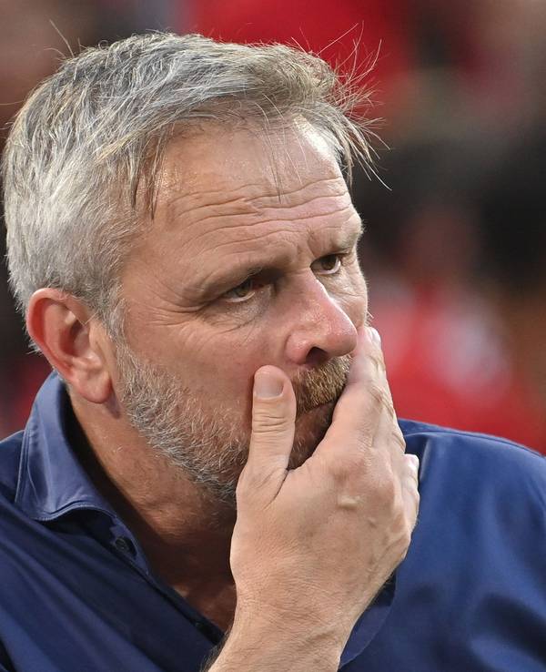 Dietmar Hamann fasst sich nachdenklich ins Gesicht.