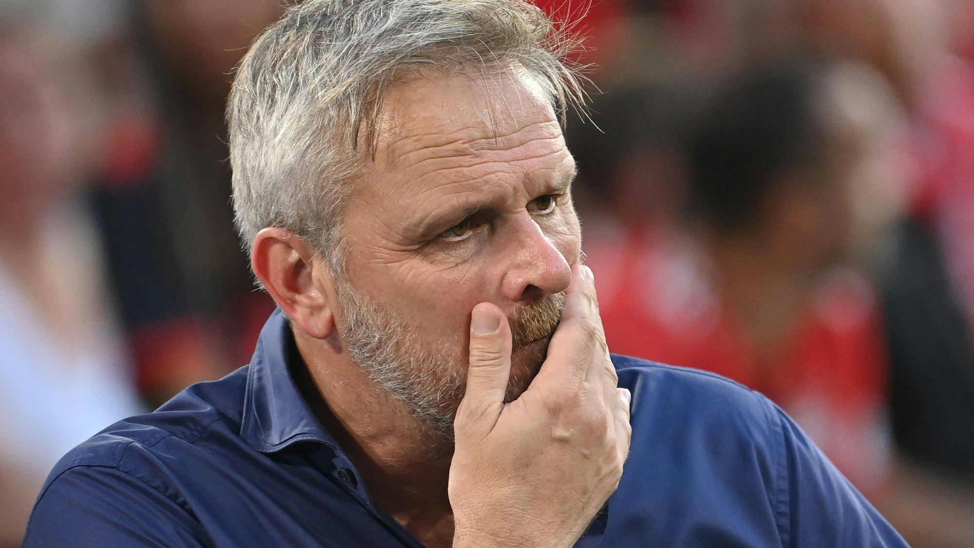 Dietmar Hamann fasst sich nachdenklich ins Gesicht.