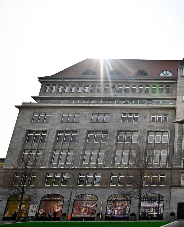 Das Berliner Kaufhaus des Westens in der Frontansicht.