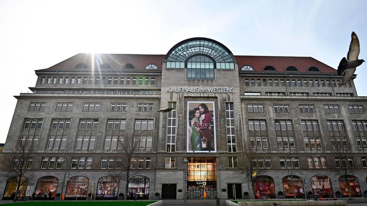 Das Berliner Kaufhaus des Westens in der Frontansicht.