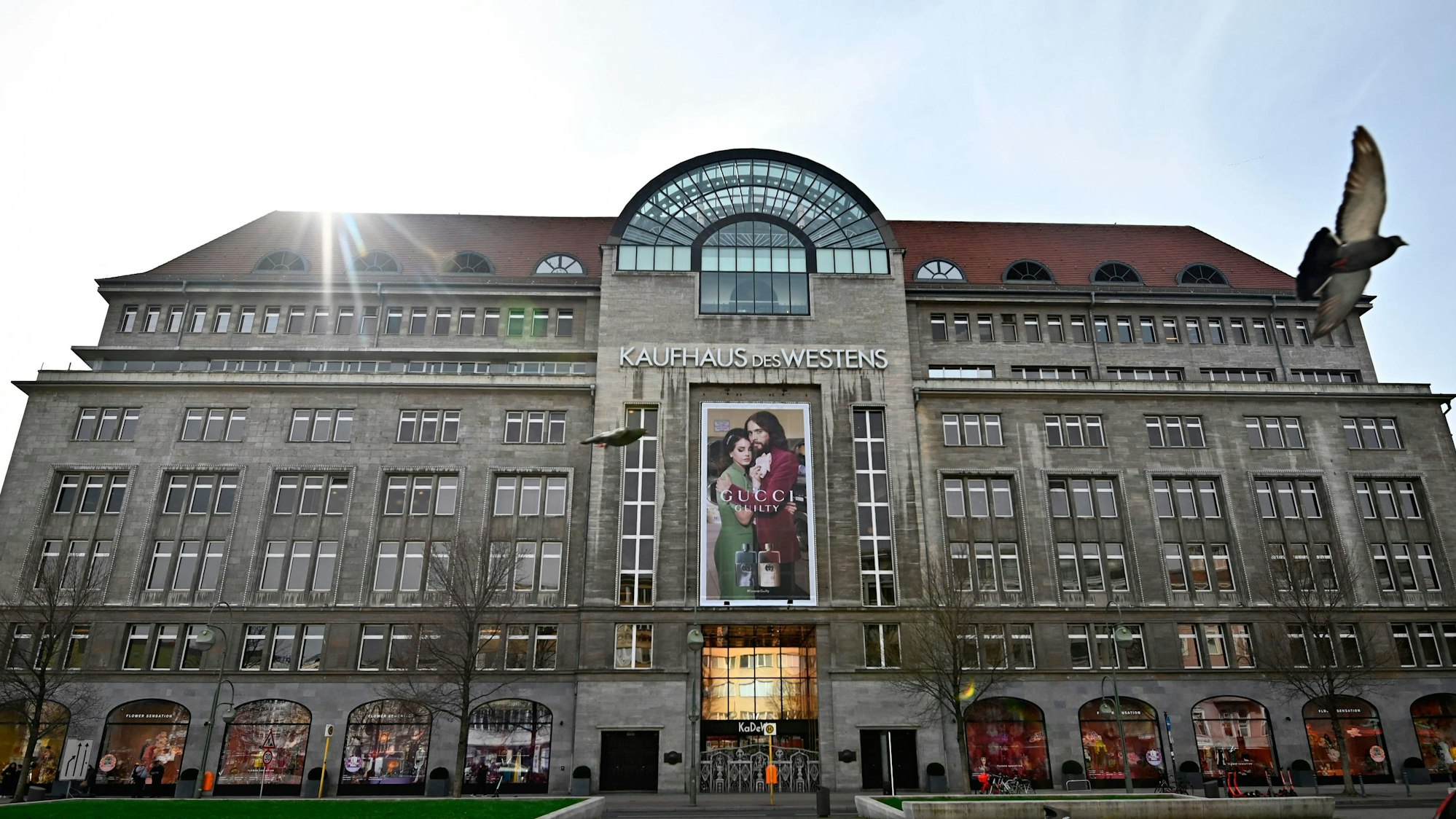 Das Berliner Kaufhaus des Westens in der Frontansicht.