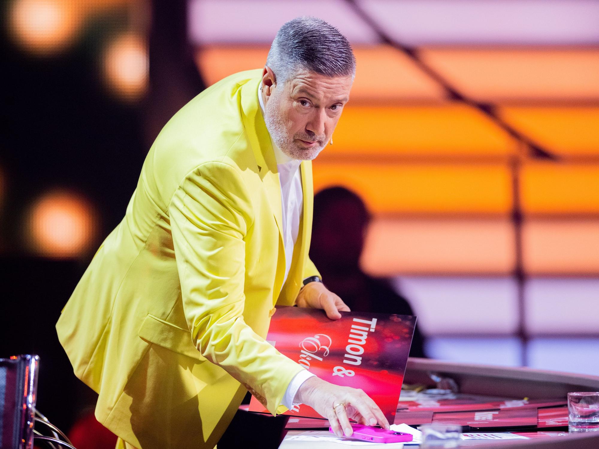 Joachim Llambi, Jurymitglied, steht in der RTL-Tanzshow "Let's Dance" im Coloneum am Jurypult.