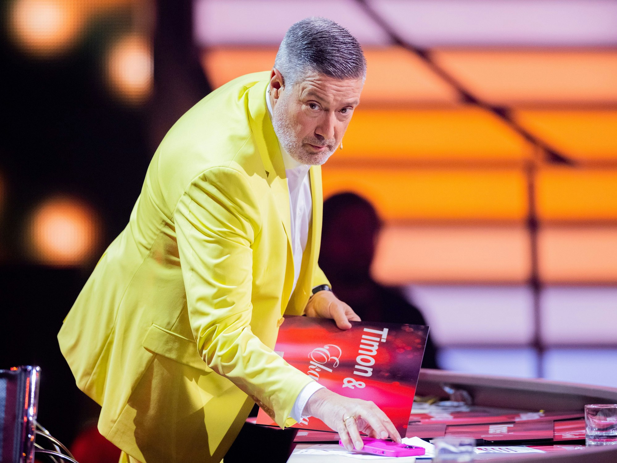 Joachim Llambi, Jurymitglied, steht in der RTL-Tanzshow "Let's Dance" im Coloneum am Jurypult.