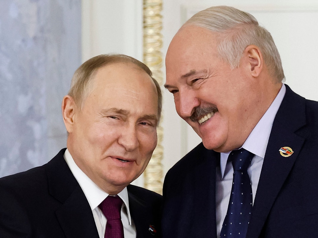 Der russische Präsident Wladimir Putin (links) und der weißrussische Präsident Alexander Lukaschenko geben sich während einer Sitzung in St. Petersburg am 29. Januar 2024 die Hand.