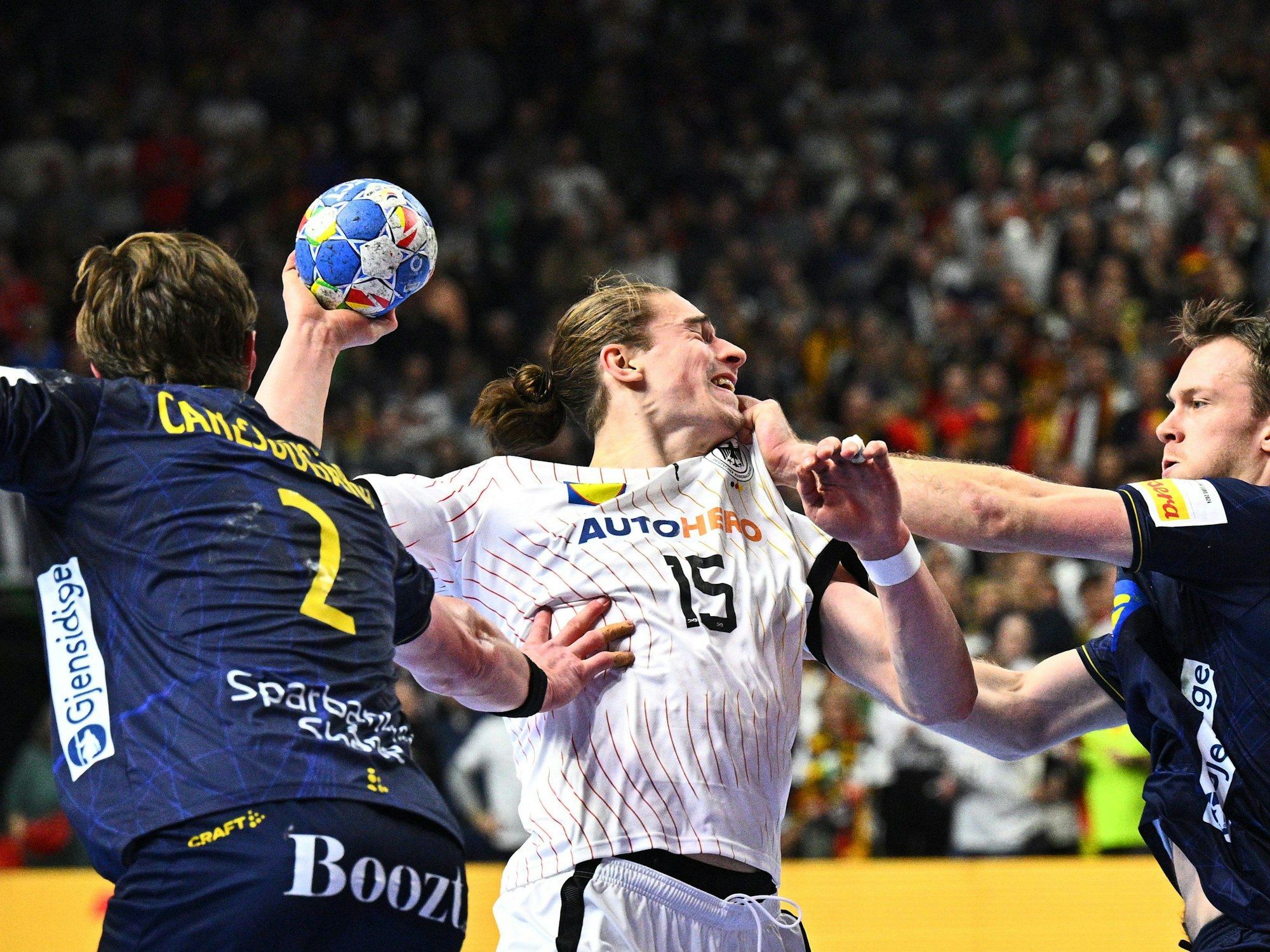 Schwedens Jonathan Carlsbogard und Felix Claar (r.) in Aktion gegen Deutschlands Juri Knorr am Sonntag (28. Januar 2024).