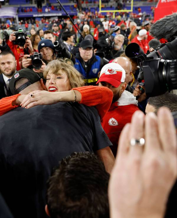 Taylor Swift und NFL-Spieler Travis Kelce umarmen sich nach dem Sieg in Baltimore.