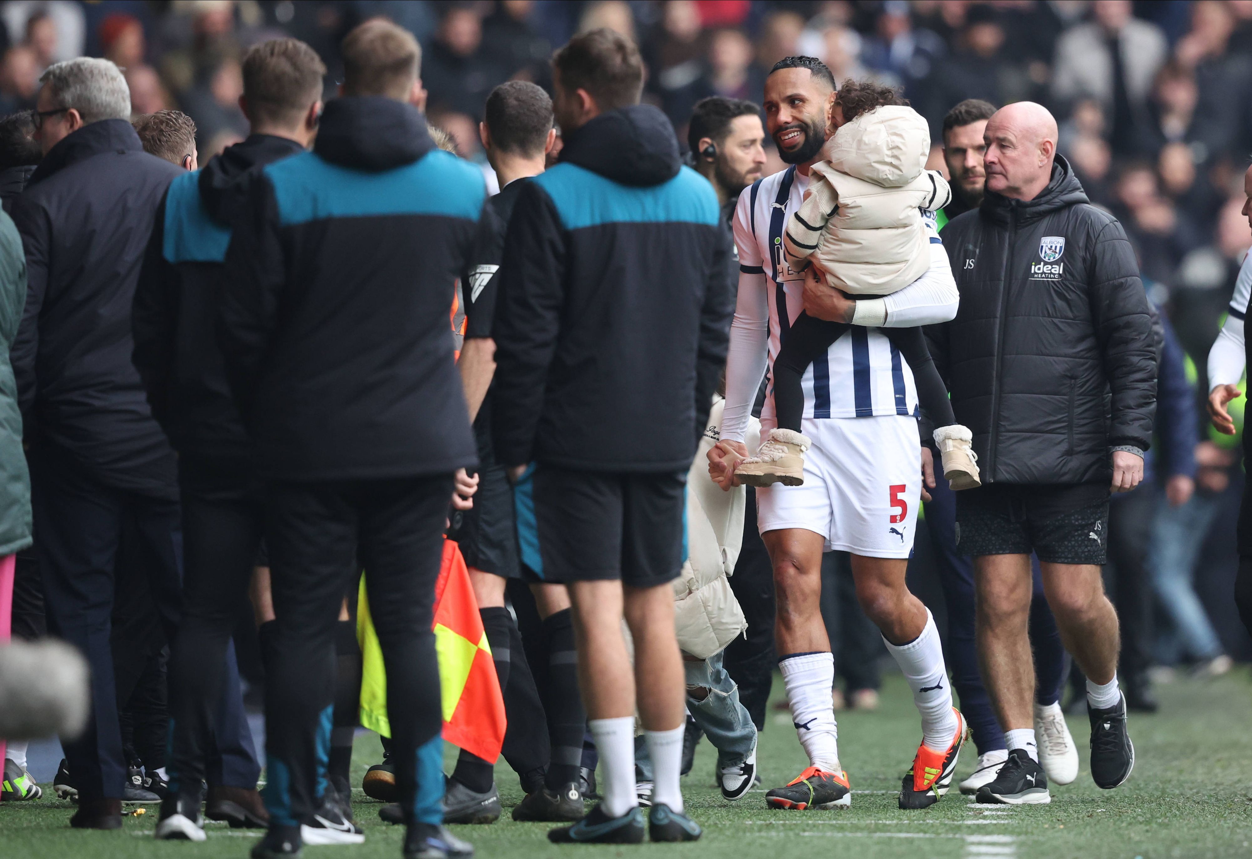 Kyle Bartley verlässt mit seinen Kindern den Innenraum.