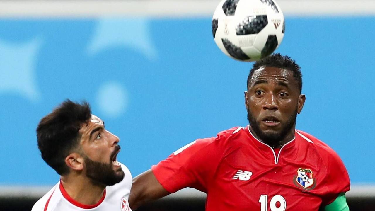 Der ehemalige Nationalspieler von Panama, Luis Tejada (r.) beim Zweikampf mit dem Tunesier Yassine Meriah.