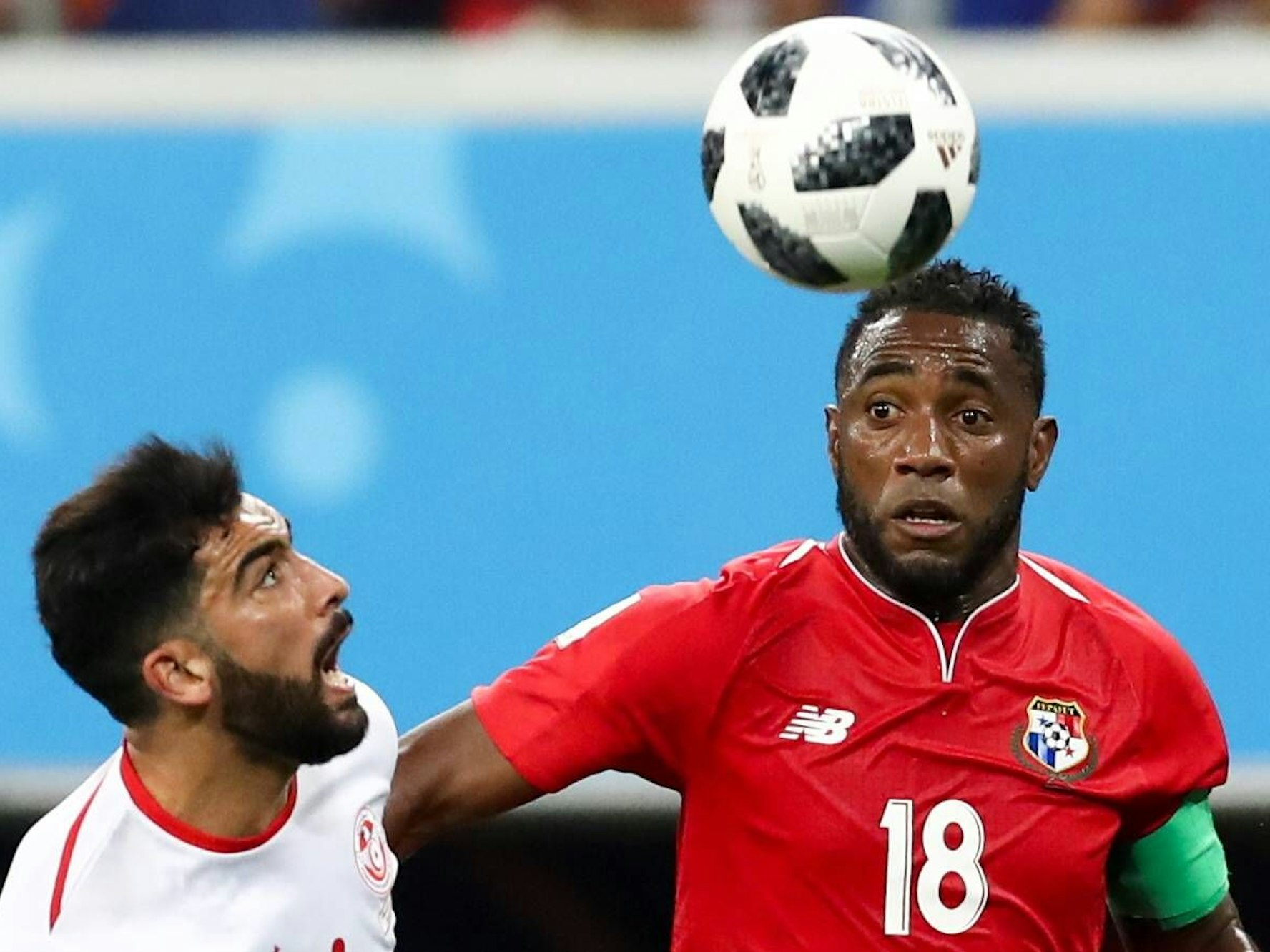 Der ehemalige Nationalspieler von Panama, Luis Tejada (r.) beim Zweikampf mit dem Tunesier Yassine Meriah.