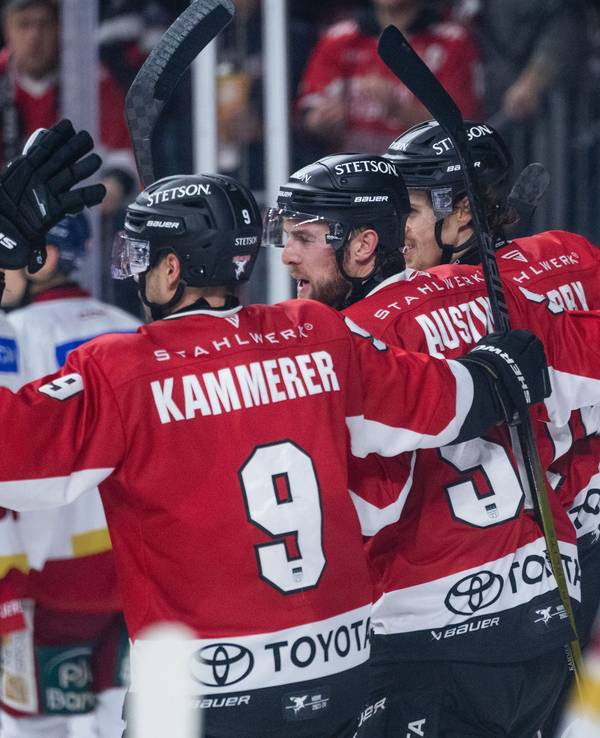 Kölner Haie gegen Düsseldorfer EG: Die Kölner Spieler jubeln nach dem Treffer zum 2:1.