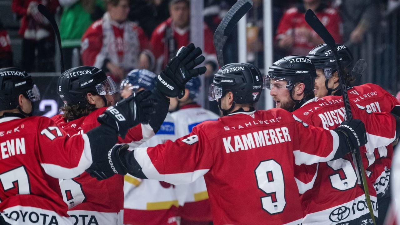 Kölner Haie gegen Düsseldorfer EG: Die Kölner Spieler jubeln nach dem Treffer zum 2:1.