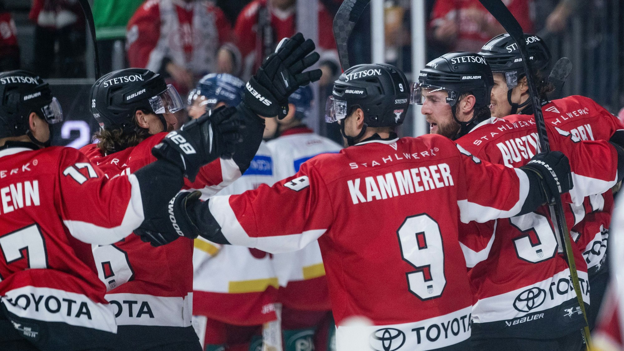 Kölner Haie gegen Düsseldorfer EG: Die Kölner Spieler jubeln nach dem Treffer zum 2:1.