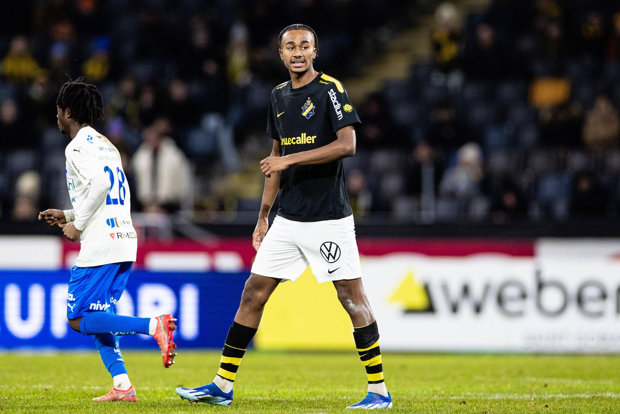 Jonah Kusi-Asare im Trikot von AIK Solna.