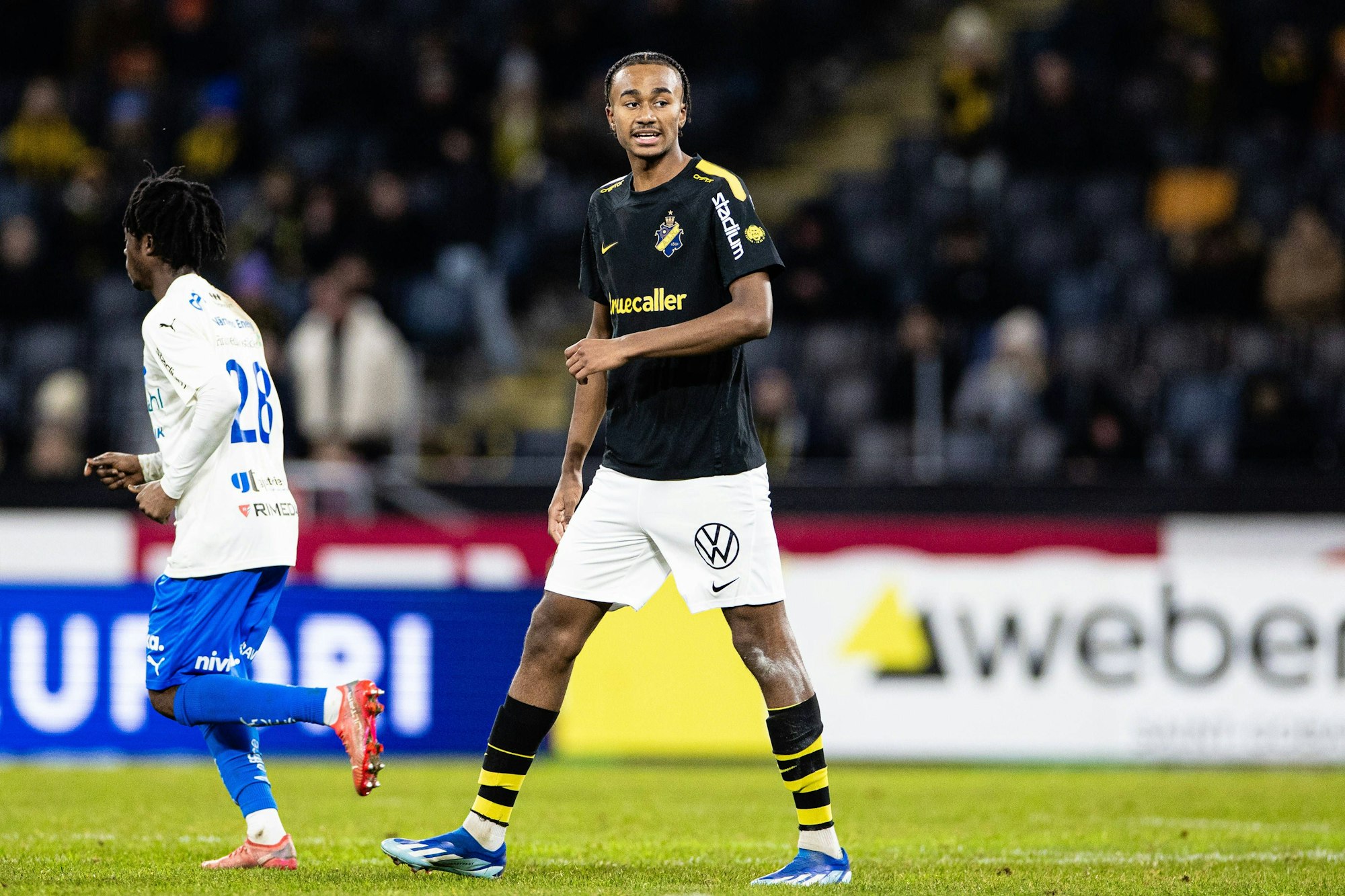 Jonah Kusi-Asare im Trikot von AIK Solna.