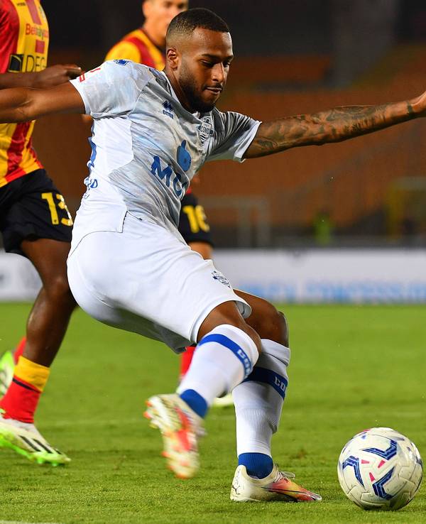 Comos Marlon Mustapha führt den Ball im Spiel bei US Lecce.
