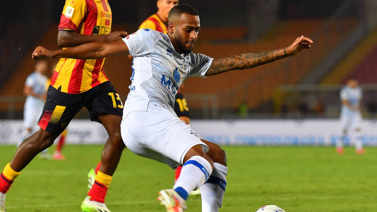 Comos Marlon Mustapha führt den Ball im Spiel bei US Lecce.