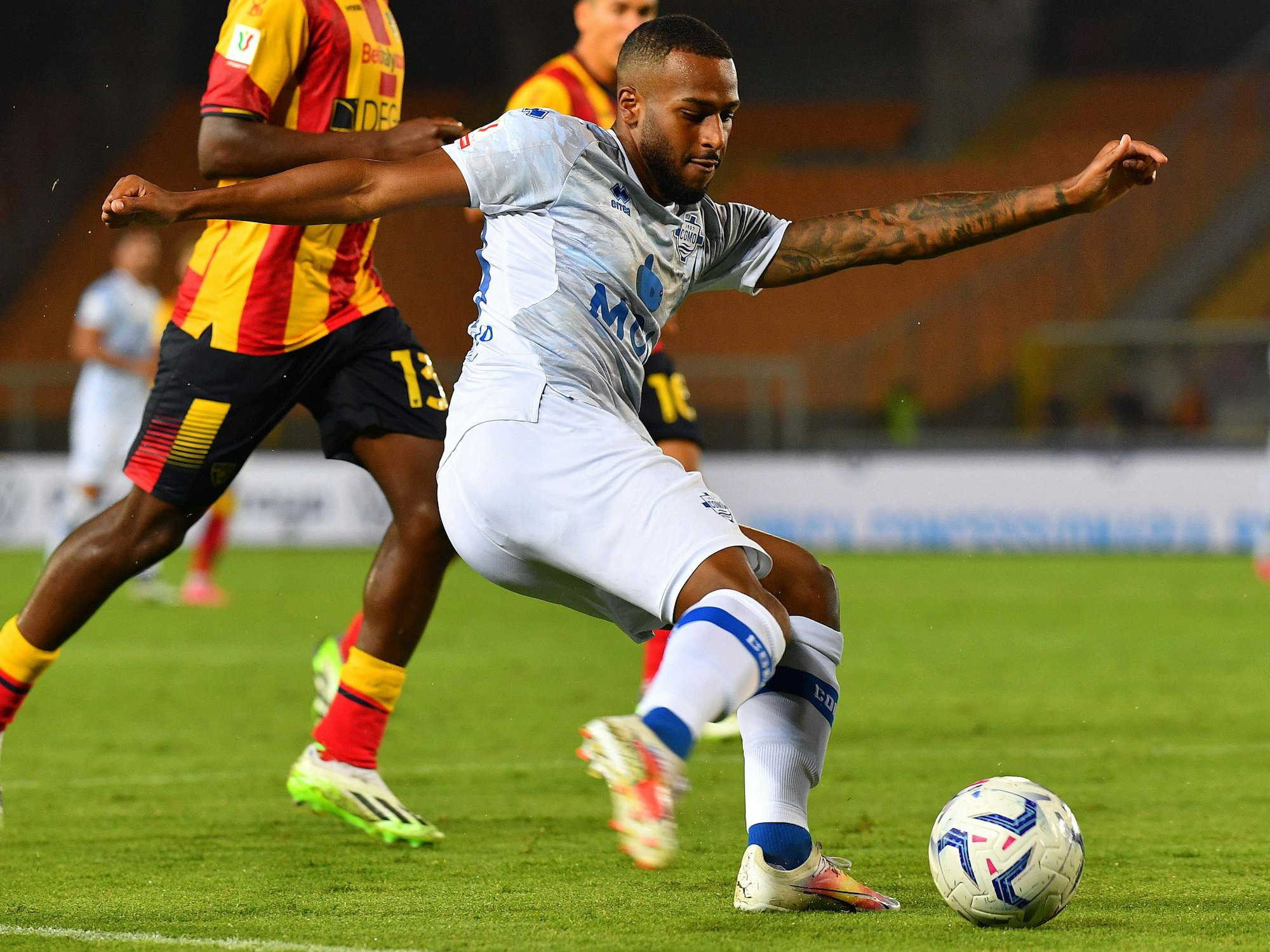 Comos Marlon Mustapha führt den Ball im Spiel bei US Lecce.