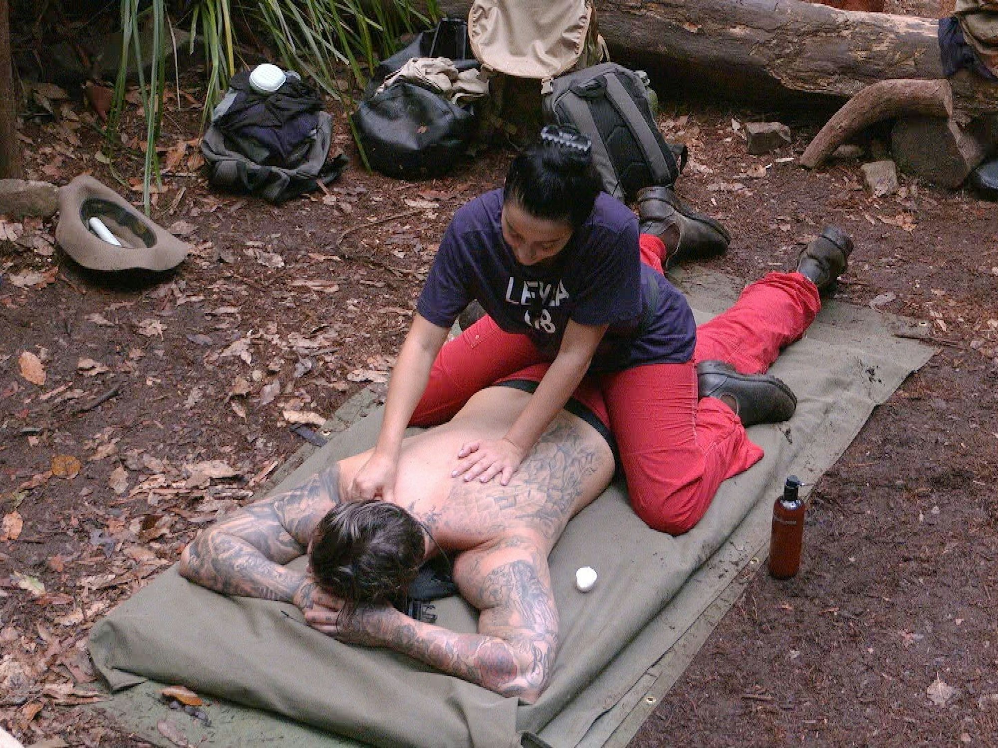Leyla Lahouar verwöhnt Mike Heiter im Dschungelcamp 2024.