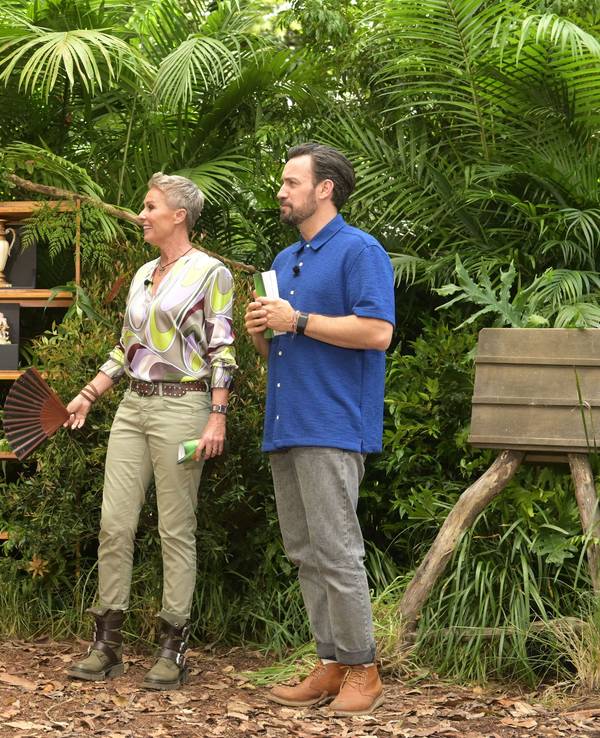 Dr. Bob (l.) und die beiden Moderatoren Sonja Zietlow und Jan Köppen freuen sich auf die anstehende Dschungelprüfung.
